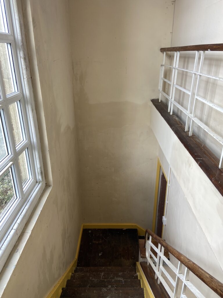 A stairway with no carpet